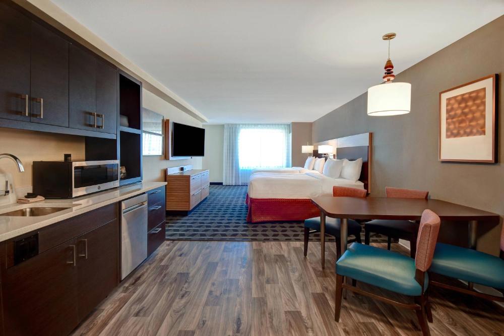 One-Bedroom Queen Suite with Sofa Bed and Adapted Tub - Mobility Accessible interior
